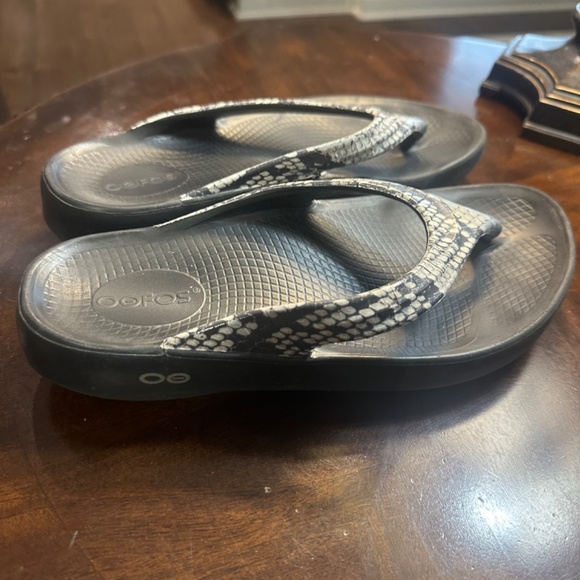 OOFOS OOlala Black Snakeskin Sandal - Picture 3 of 7